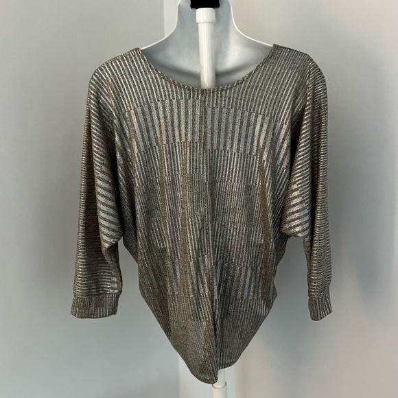 Kim & Cami Silver Metallic Top - Picture 3 of 10